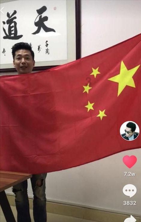 长郡梅溪湖学校附近的早餐铺冒出许多雪